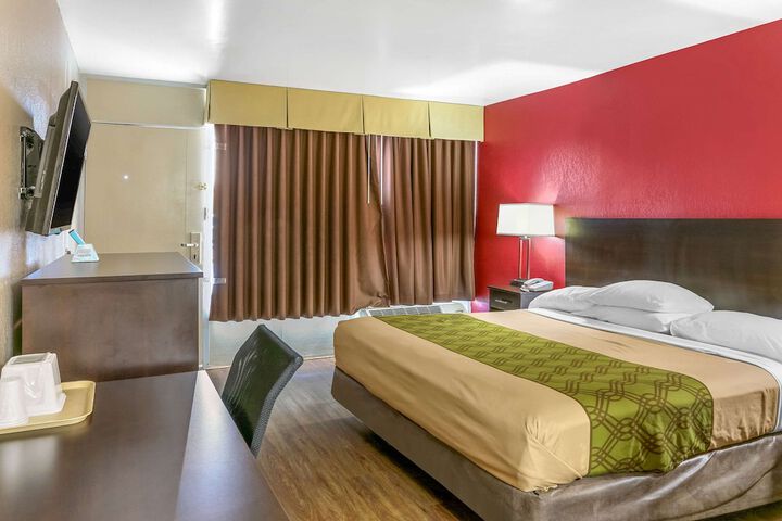 1 Queen Bed (8 of 10)