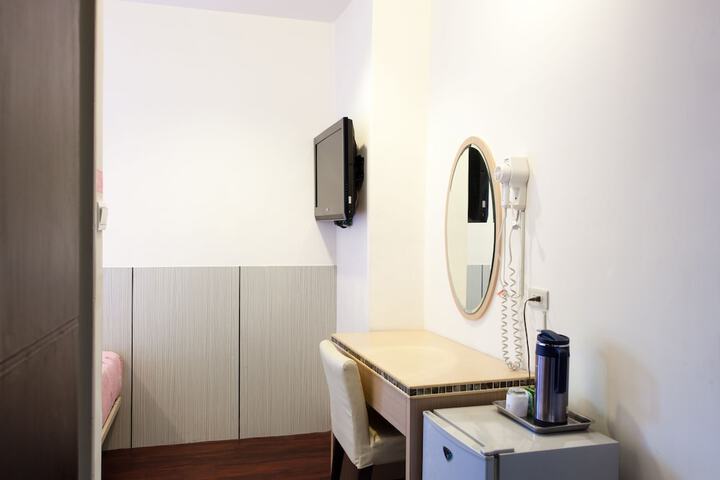 Room 9 of 50