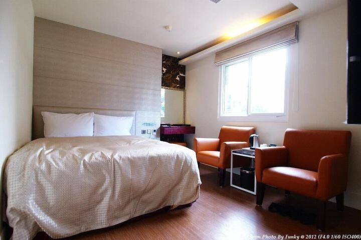 Room 13 of 100