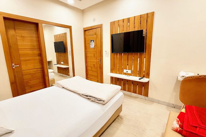 Room 12 of 25