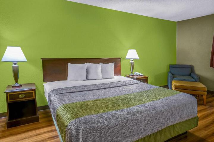 1 King Bed (2 of 4)