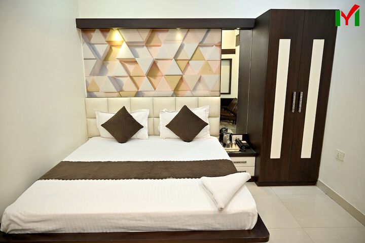 Room 6 of 37