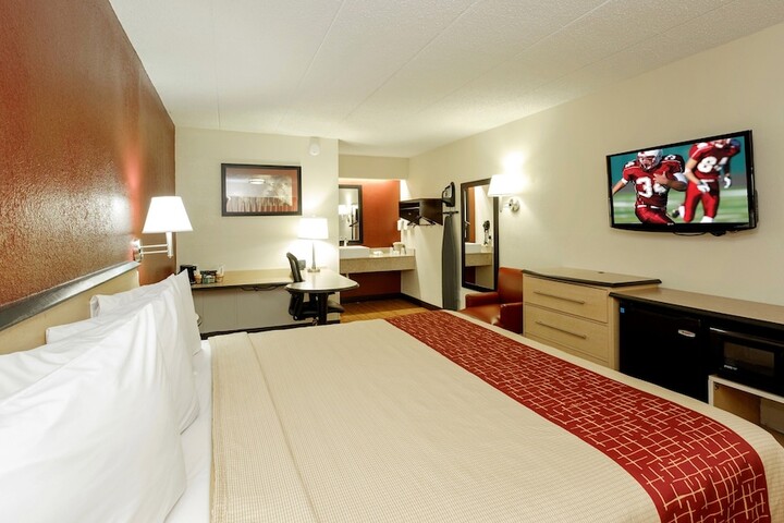 Deluxe King Bed (7 of 13)