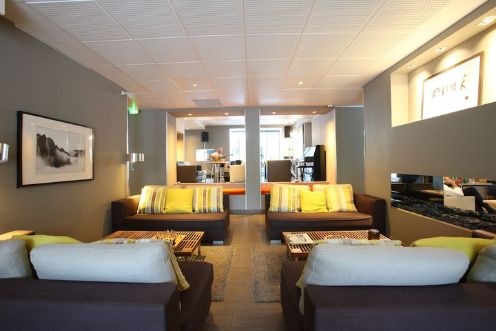Lobby lounge