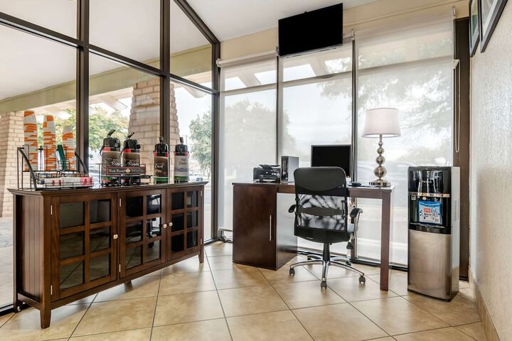 Business Center 25 of 29