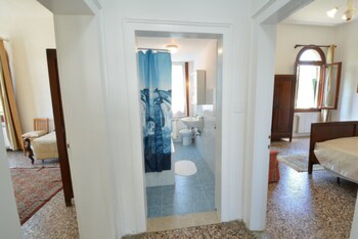 Room 13 of 20