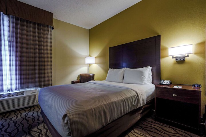 1 King Bed (4 of 12)