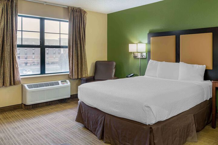 Studio Queen Bed (6 of 9)