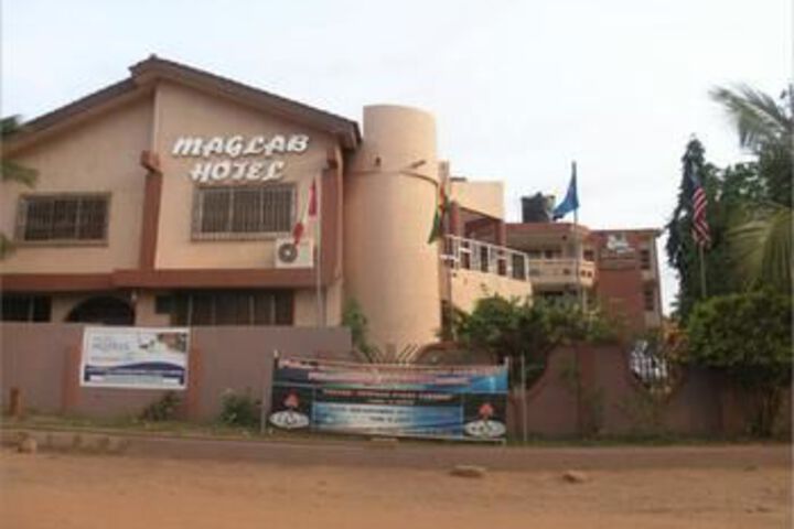 Hotel Exterior 10 of 27
