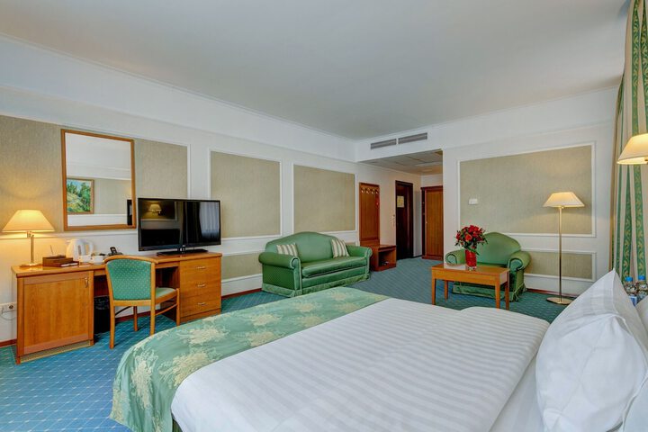 Room 15 of 74