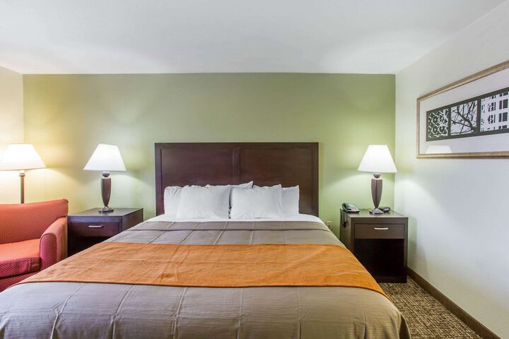 1 King Bed (1 of 33)