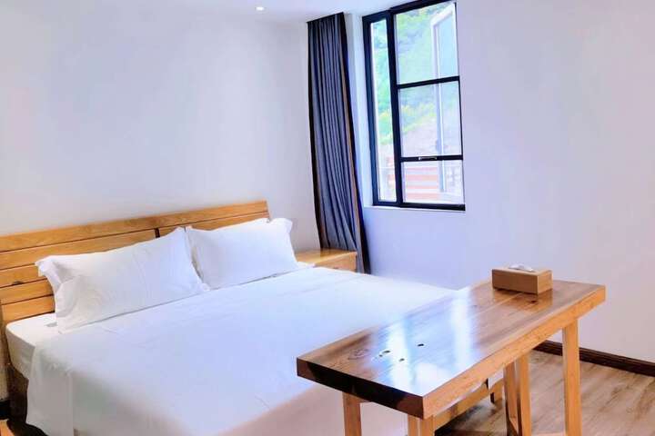 Room 25 of 170