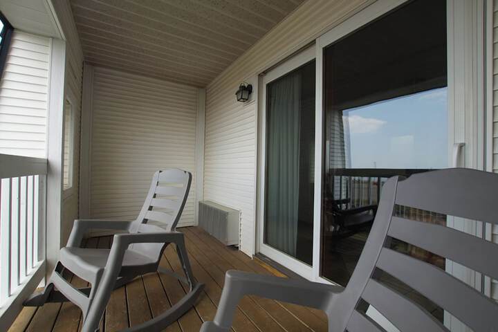 Classic King Bed Lake View Accessible (87 of 109)