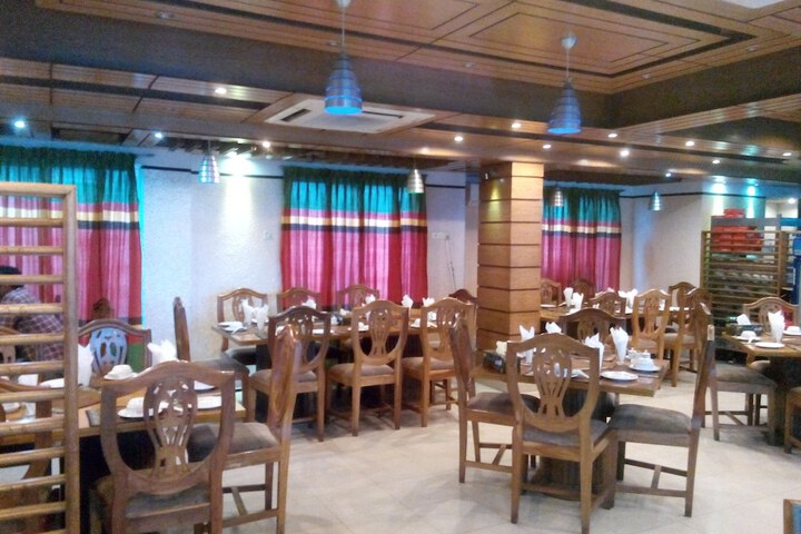 Dining 15 of 16