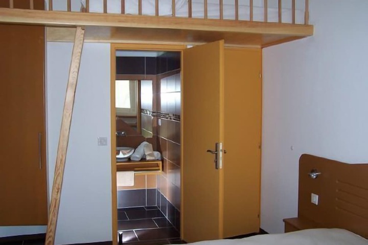 Room 16 of 38