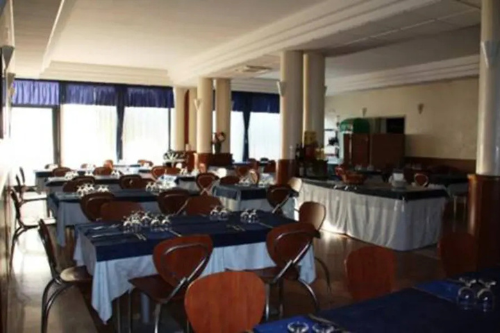 Dining 7 of 9