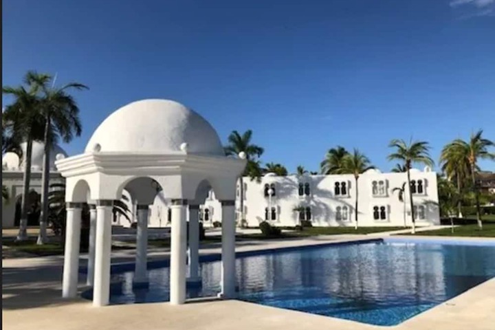 Pool Hotel