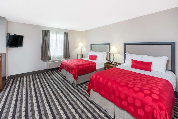 2 Queen Beds (5 of 12)