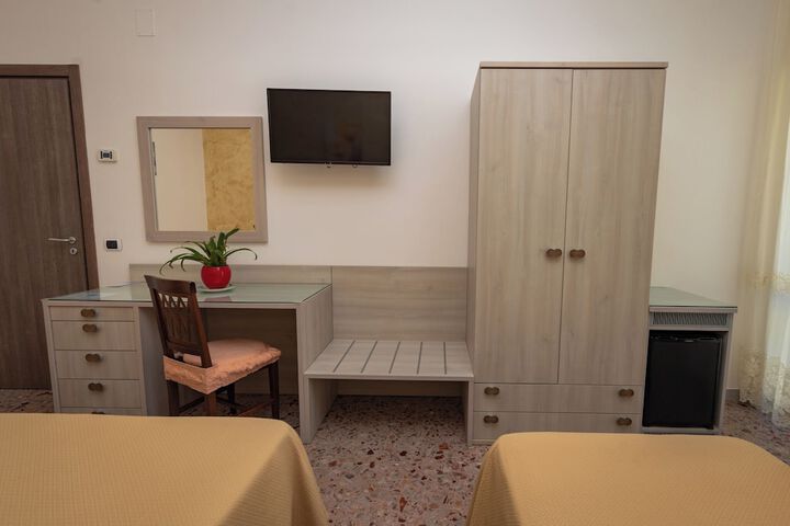 Room 40 of 99