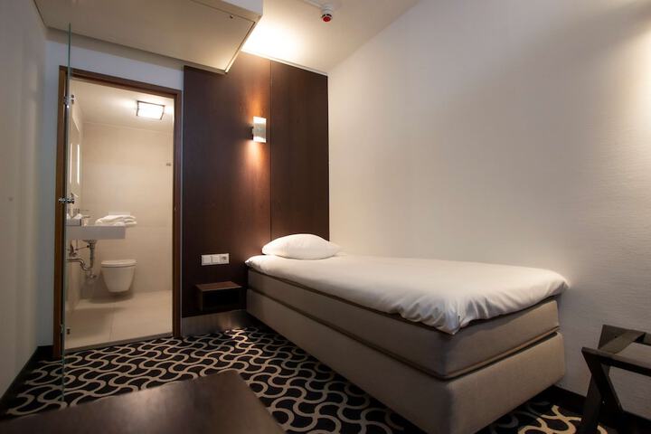 Room 13 of 106