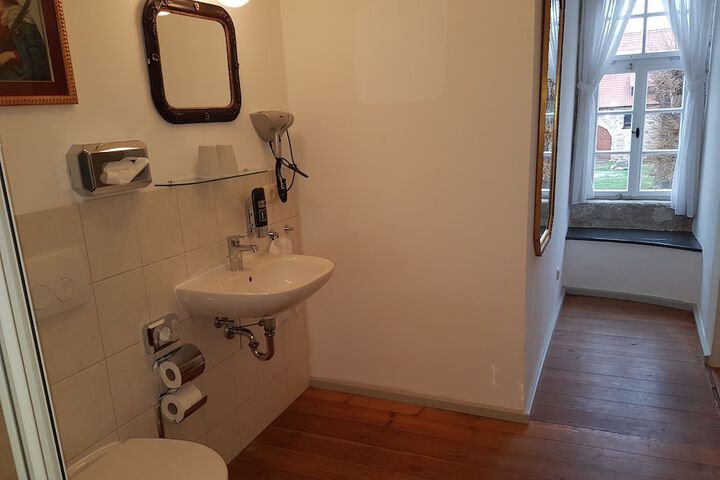 Room 33 of 80