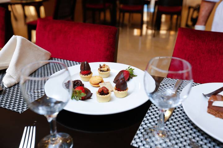 Dining 82 of 102