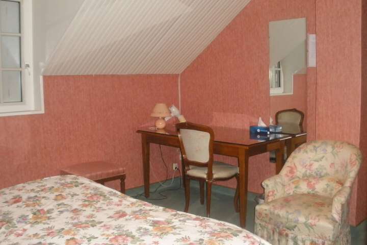 Room 5 of 16