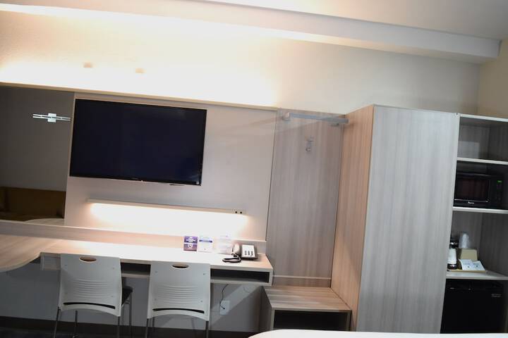 1 Queen Bed Mobility Accessible (4 of 31)