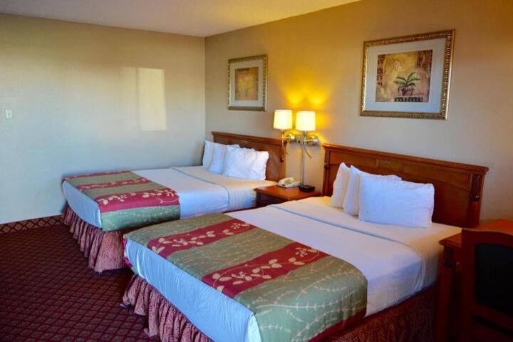 2 Queen Beds (8 of 10)