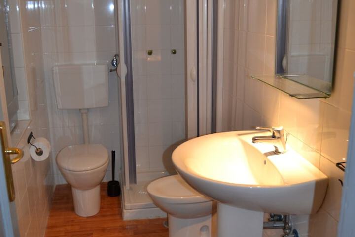 Room 8 of 9