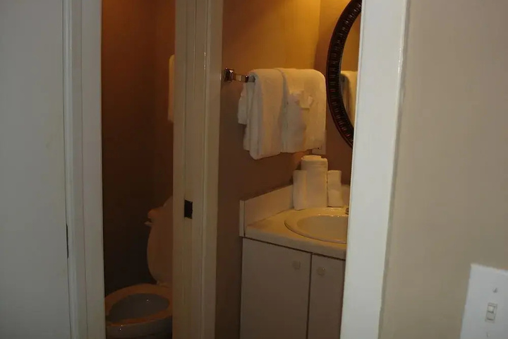 Room 9 of 16