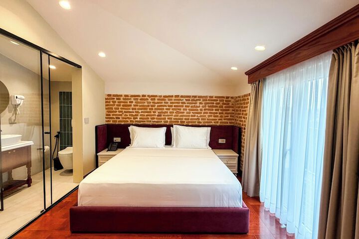 Room 33 of 96