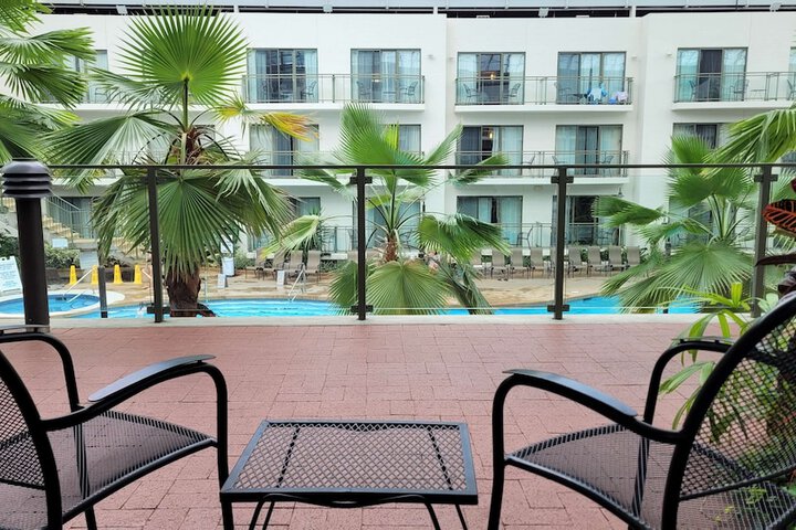 2 Queen Beds West Wing Patio Atrium View Microwave, Refrigerator WiFi (9 of 32)