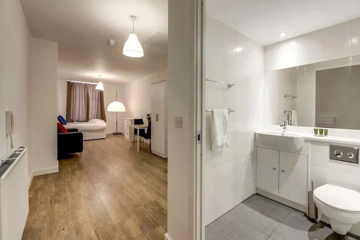 Room 4 of 11