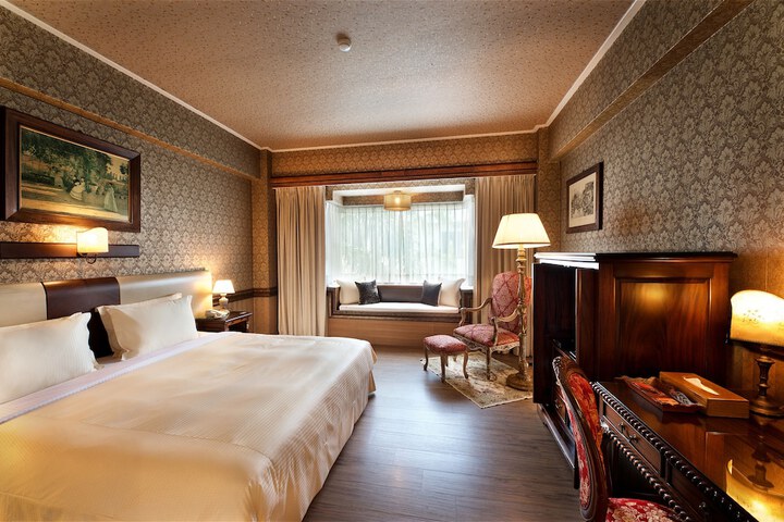 Room 10 of 93