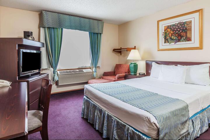 2 Queen Beds (7 of 9)