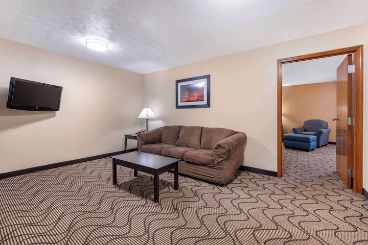 1 King Bed High Speed Internet Accessible Microwave and Refrigerator Desk Coffee Maker (4 of 11)