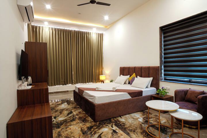 Room 6 of 10