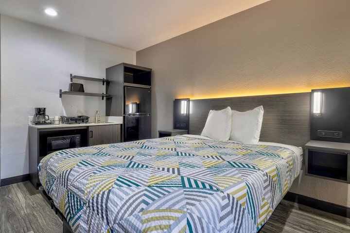 1 Queen Bed Kitchen (6 of 7)