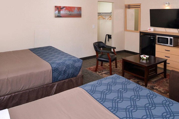 1 Queen Bed (7 of 17)
