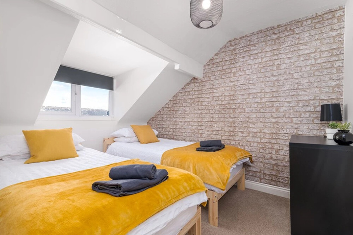 Room 5 of 12