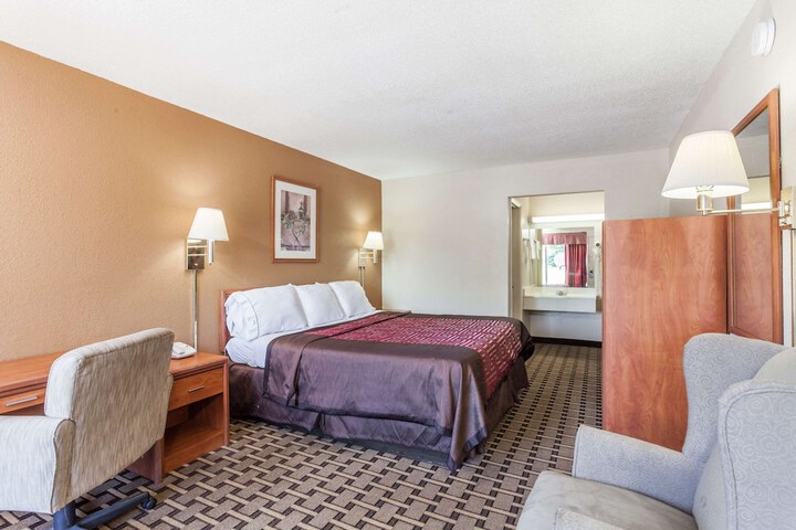 1 King Bed (2 of 5)