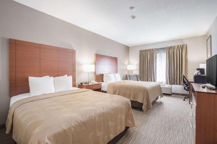 2 Queen Beds (11 of 14)