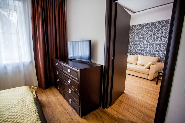 Room 4 of 32