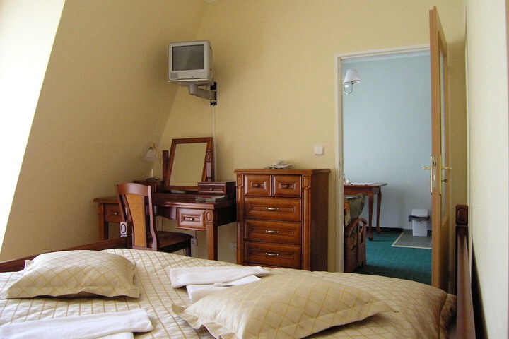 Room 4 of 26