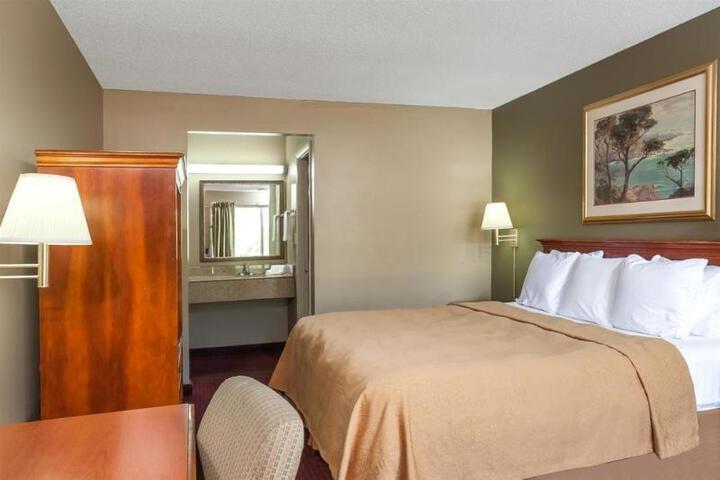 1 King Bed (4 of 9)