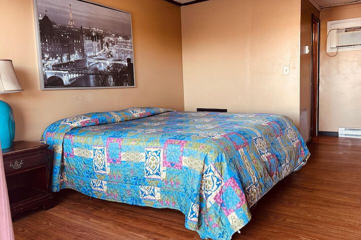 1 Queen Bed (3 of 8)