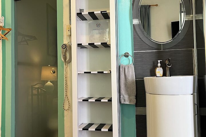 Room 15 of 98