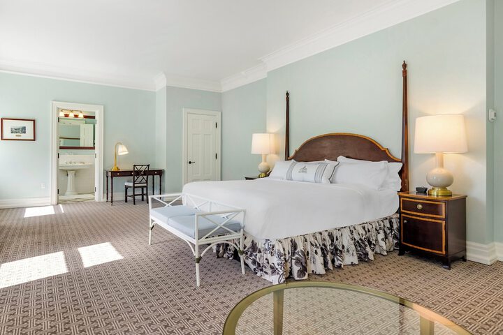 Deluxe King Bed (4 of 23)