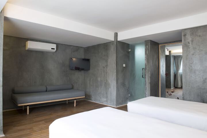 Room 26 of 82